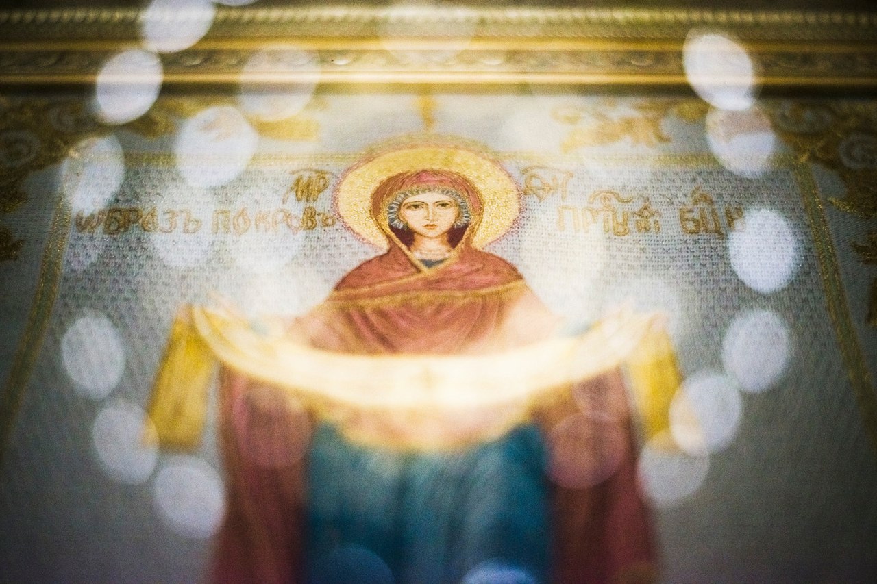 Сегодня весь православный мир отмечает Покров Пресвятой Богородицы, праздник, который объединяет в себе символ веры и непоколебимости духа.
