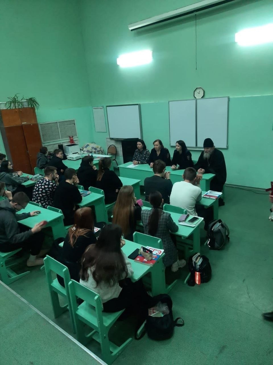 Медицинская сестра наркологического кабинета детского поликлинического отделения Комарова Н.И. провела встречу с обучающимися городской школы номер 4.
