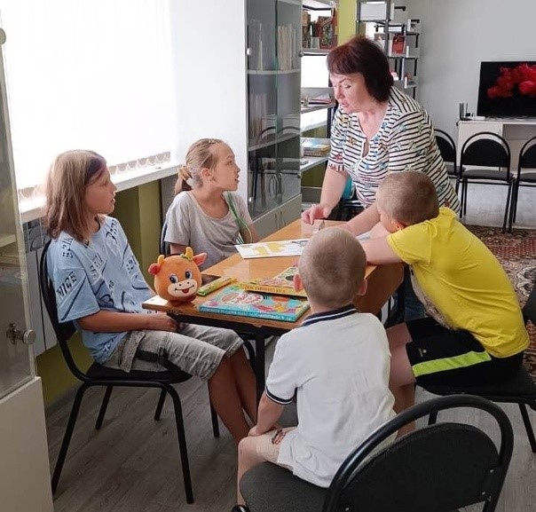 Сотрудники детских библиотек и Дома ремёсел города Алексеевки продолжают посещать пункты временного размещения с детскими игровыми программами.