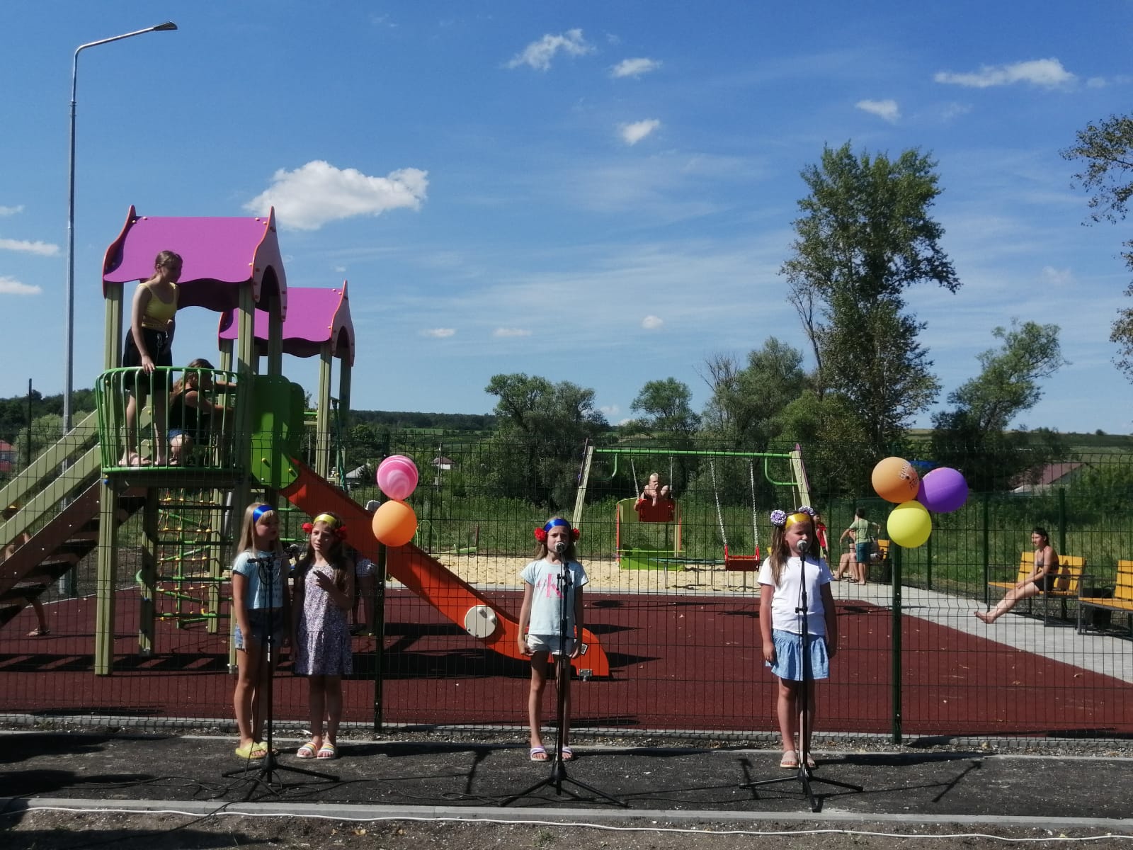 Продолжая тему о строительстве объектов в нашем округе, хочу поделиться новостью о завершении устройства детской игровой площадки в селе Колтуновка.