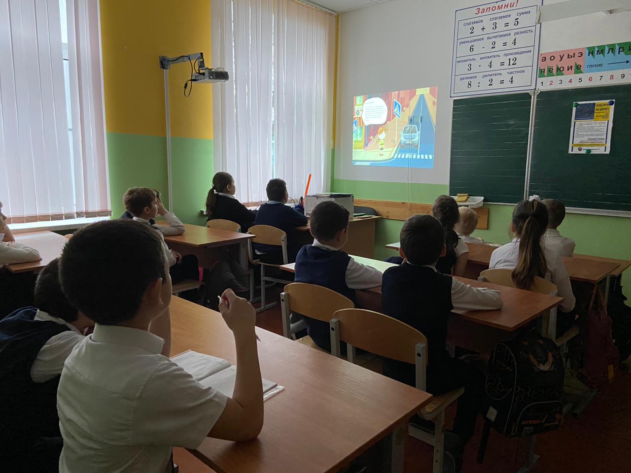 В Алексеевке автоинспекторы рассказали школьникам об эффективности использования световозвращающих элементов