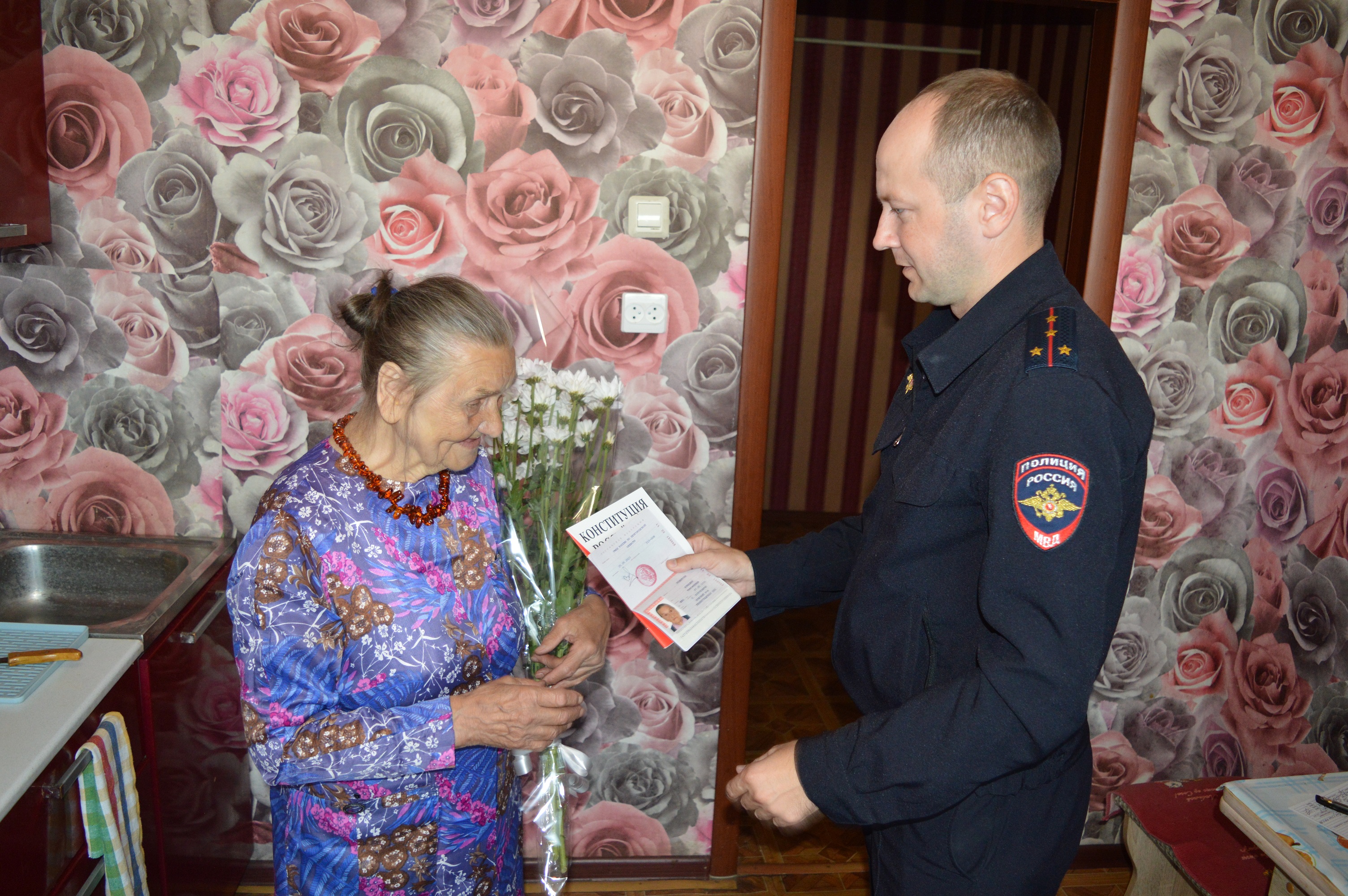 В Алексеевке сотрудники полиции вручили паспорт гражданина Российской Федерации 88-летней женщине.