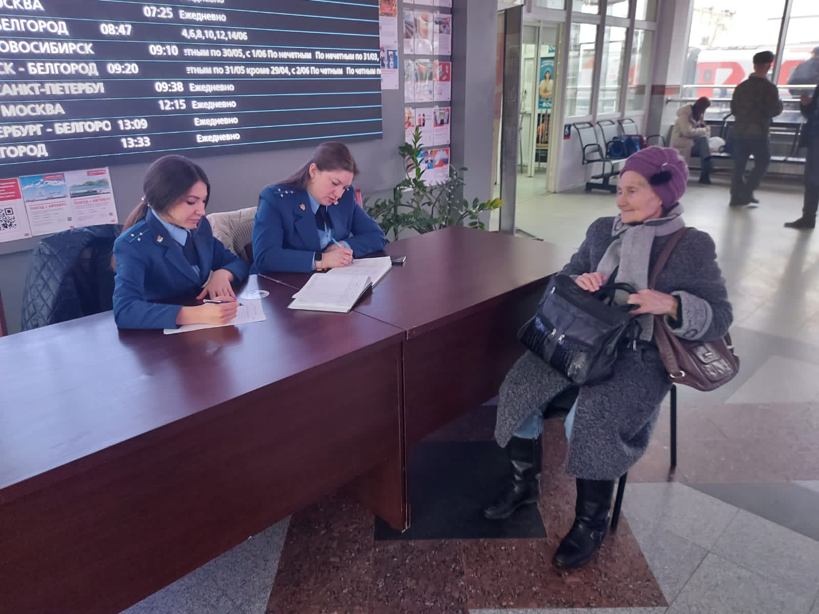 Белгородской транспортной прокуратурой на железнодорожном вокзале «Белгород» проведен «Час пассажира»