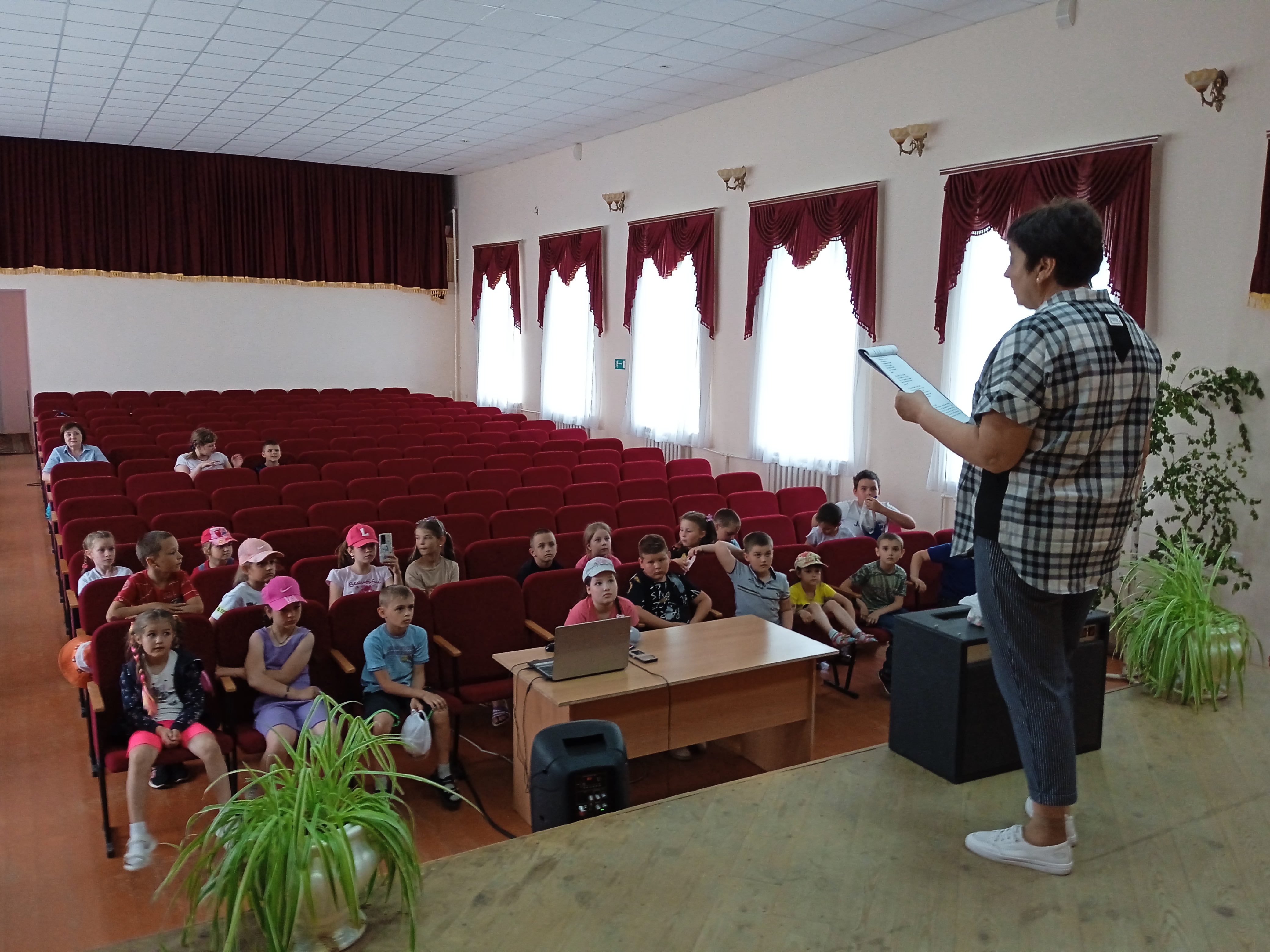 В Центре культурного развития села Подсереднее прошёл кинолекторий «Великие педагоги прошлого».