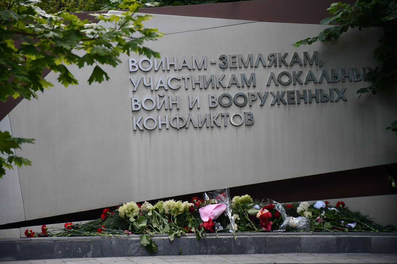 У памятника воинам-землякам, участникам локальных войн и вооружённых конфликтов в городе Алексеевка прошло мероприятие, посвящённое Дню ветеранов боевых действий.