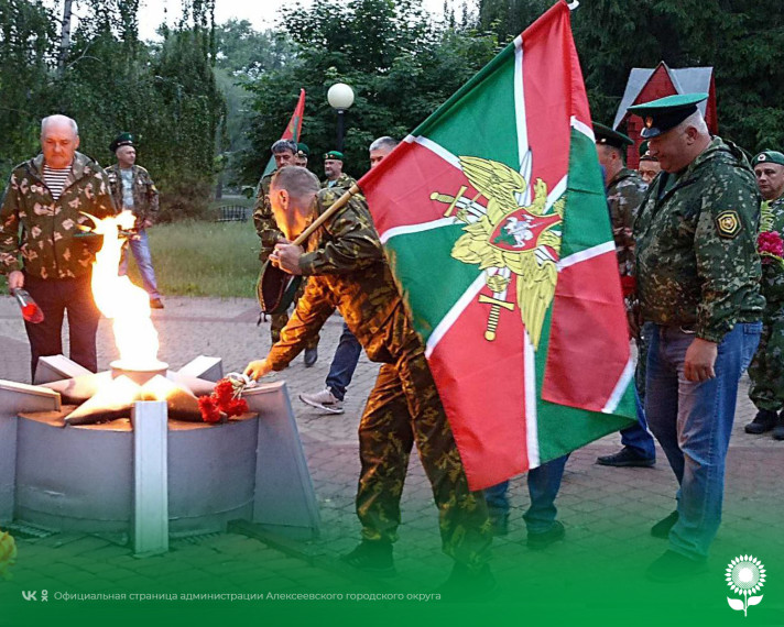 Работники культуры оказали помощь ветеранам-пограничникам и организовали торжественную церемонию возложение цветов к мемориалу Солдатской славы.