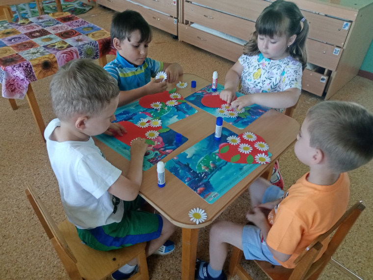 В детских садах Алексеевского городского округа отметили ни на что не похожий, очень душевный и глубокий по замыслу праздник, День семьи, любви и верности.