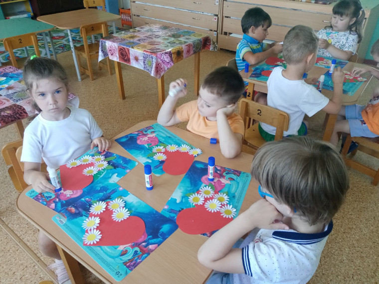 В детских садах Алексеевского городского округа отметили ни на что не похожий, очень душевный и глубокий по замыслу праздник, День семьи, любви и верности.