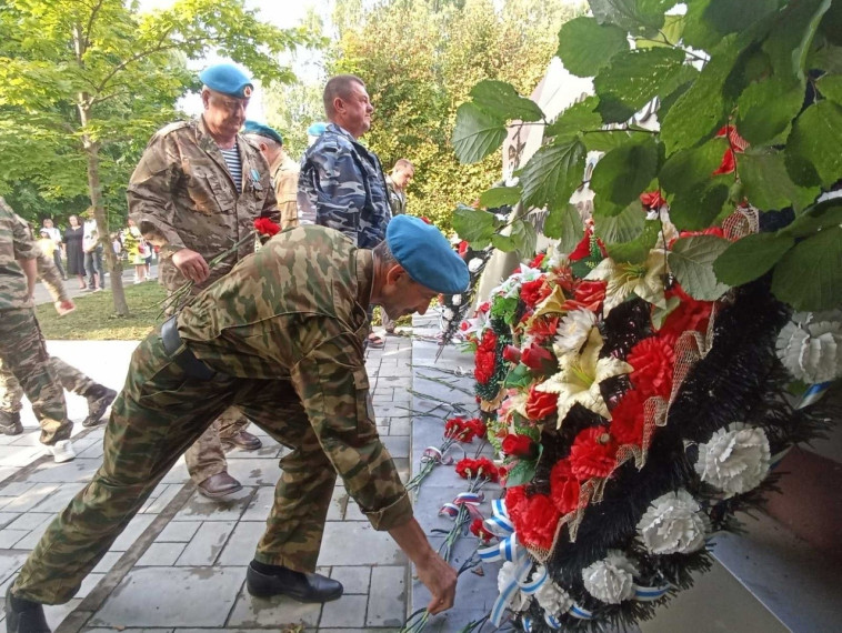 В День Воздушно-десантных войск прошло возложение цветов к монументу воинам-интернационалистам в городе Алексеевка..