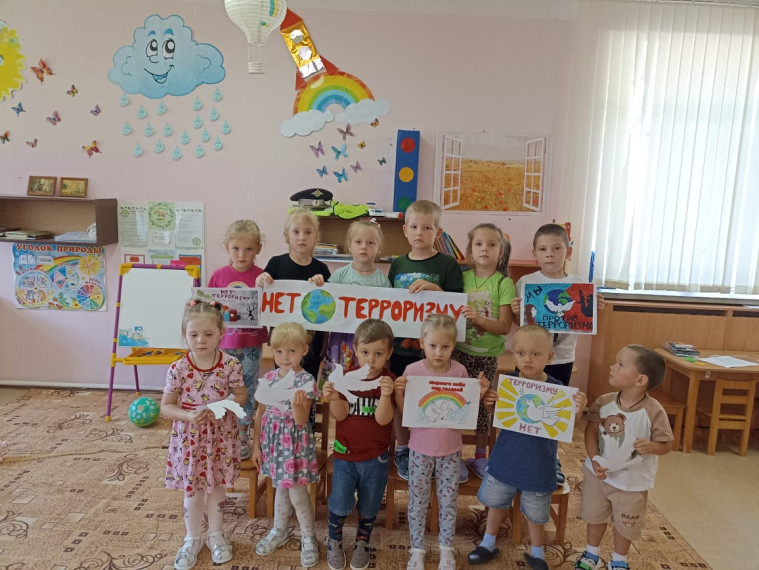 3 сентября Россия отмечает День солидарности в борьбе с терроризмом, связанный страгическими событиями в Беслане, когда боевики захватили одну из городских школ.