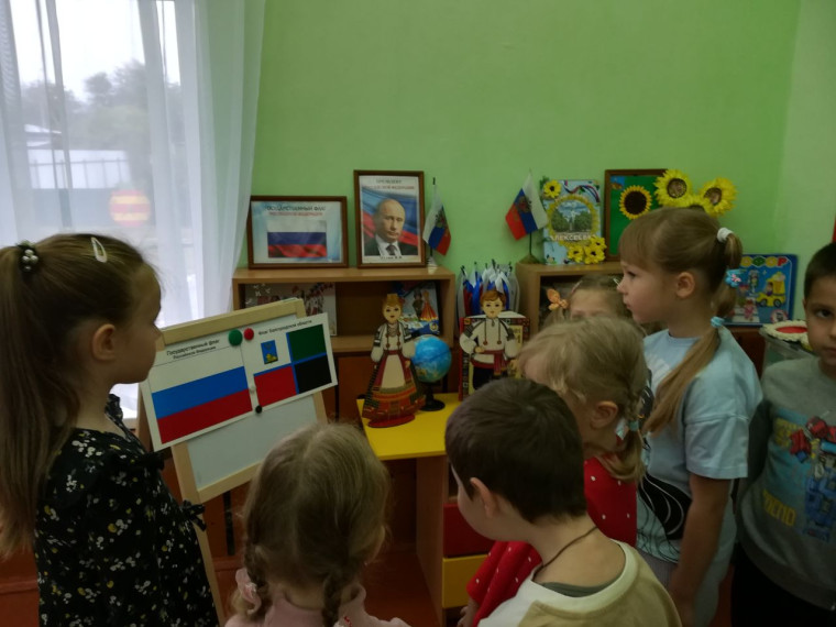 Приобщение детей к государственной символике РФ – одна из приоритетных задач в патриотическом воспитании дошкольников.