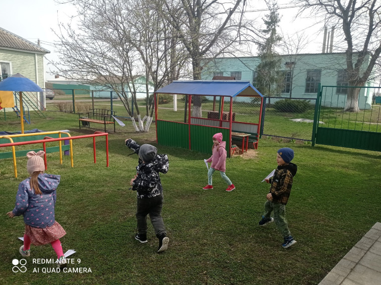 В детских садах Алексеевского городского округа отметили Международный день бумажных самолётиков.