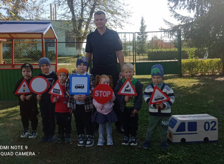 В Алексеевском городском округе сотрудники Госавтоинспекции провели профилактические беседы с воспитанниками детских садов.