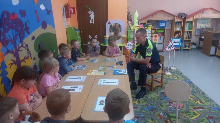 В Алексеевском городском округе сотрудник Госавтоинспекции провёл беседу с воспитанниками детского сада.