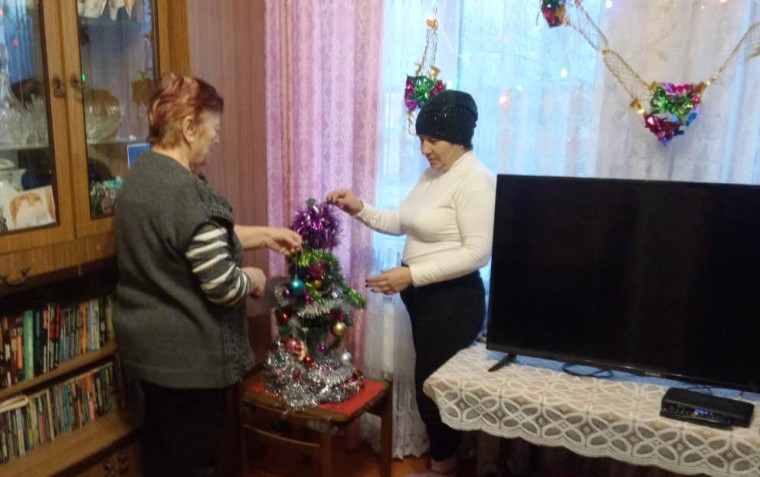 Соцработники помогают пожилым людям подготовиться  к Новому году.